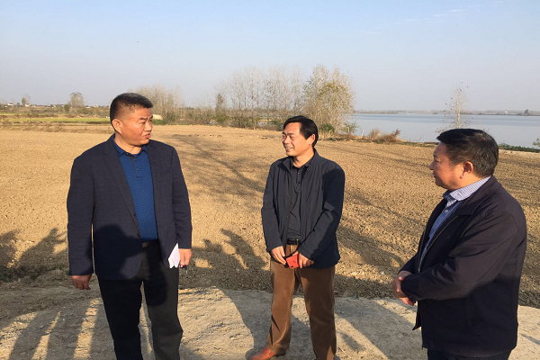 市生态环境局分管领导朱冠来,霍邱县副县长赵德军与市县相关部门负责